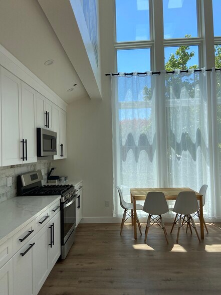Building Photo - 2447 Alameda de las Pulgas