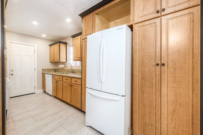 Building Photo - Three bedroom two bath home- fenced yard! - Castle Park