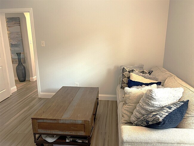 Building Photo - 8426 Hunters Village Dr