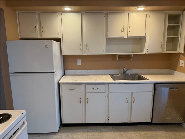 Building Photo - 553 French Rd