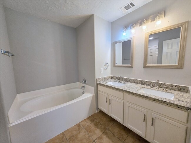 Building Photo - 1423 Stone Bluff Dr