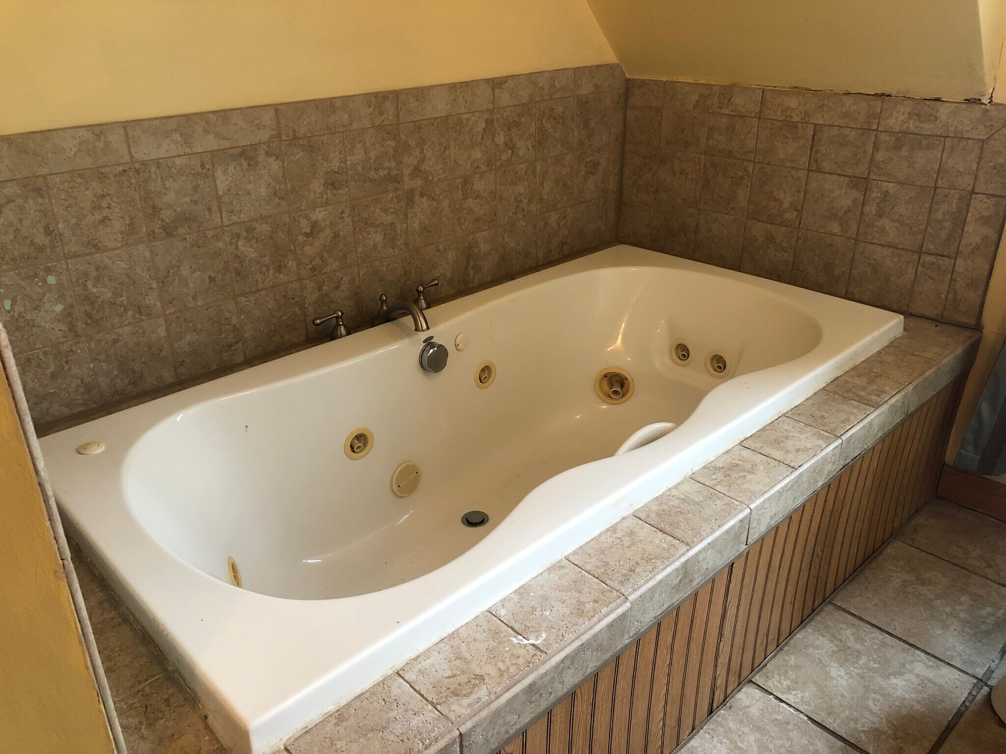 Bathtub - 615 W 2nd St