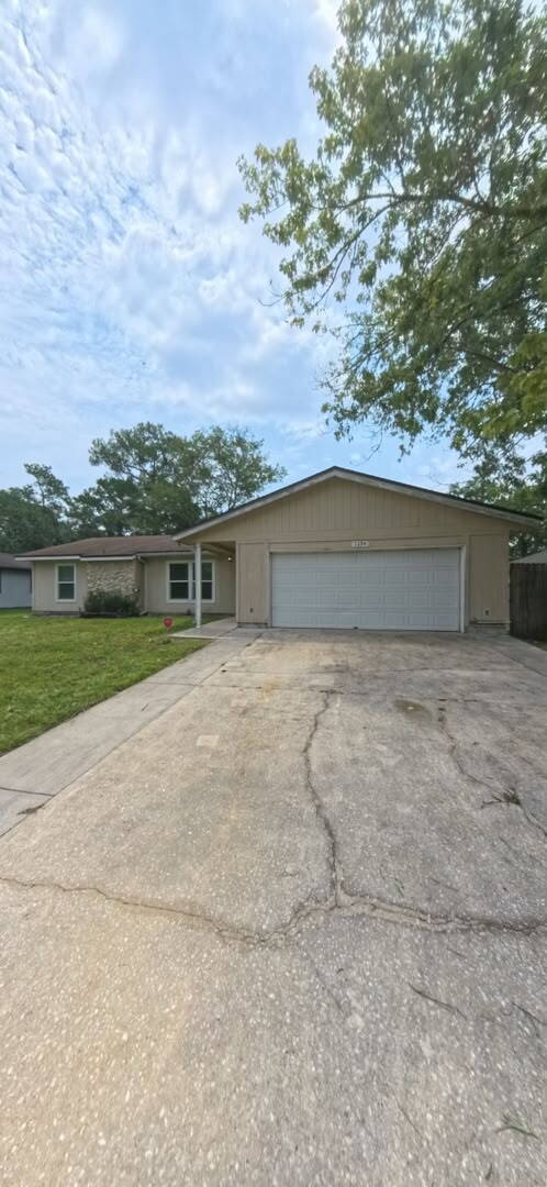 Building Photo - "Charming 3-Bedroom Haven with 2 Baths in the Heart of Orange Park – 1684 Sq Ft of Comfort!"