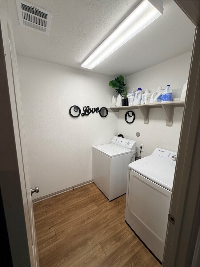 Building Photo - 204 Shoreview Dr