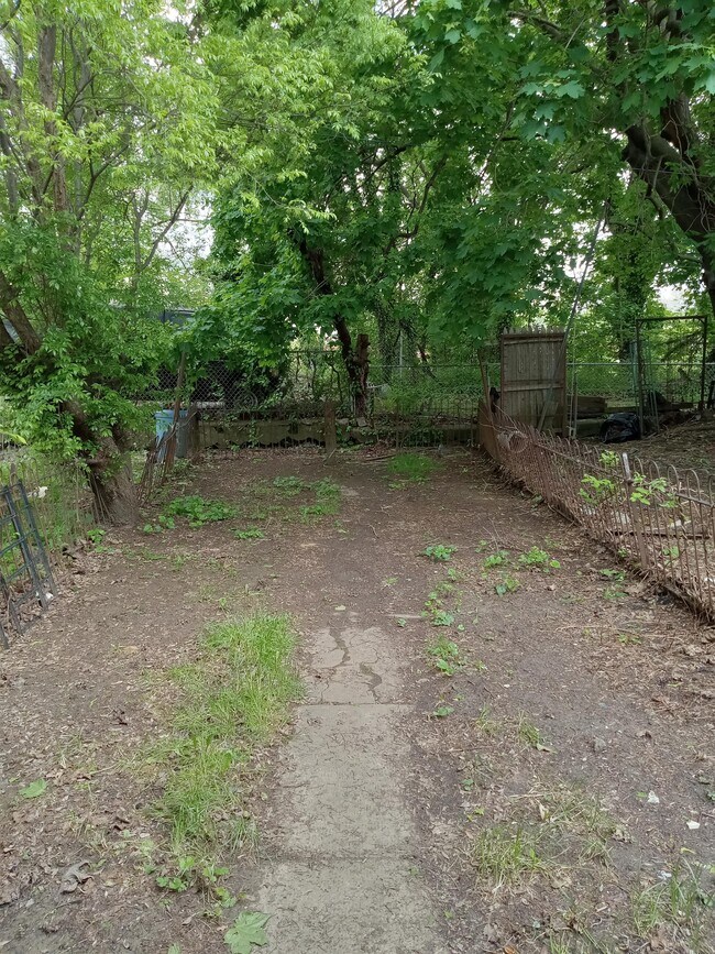 Building Photo - 211 E 13th St