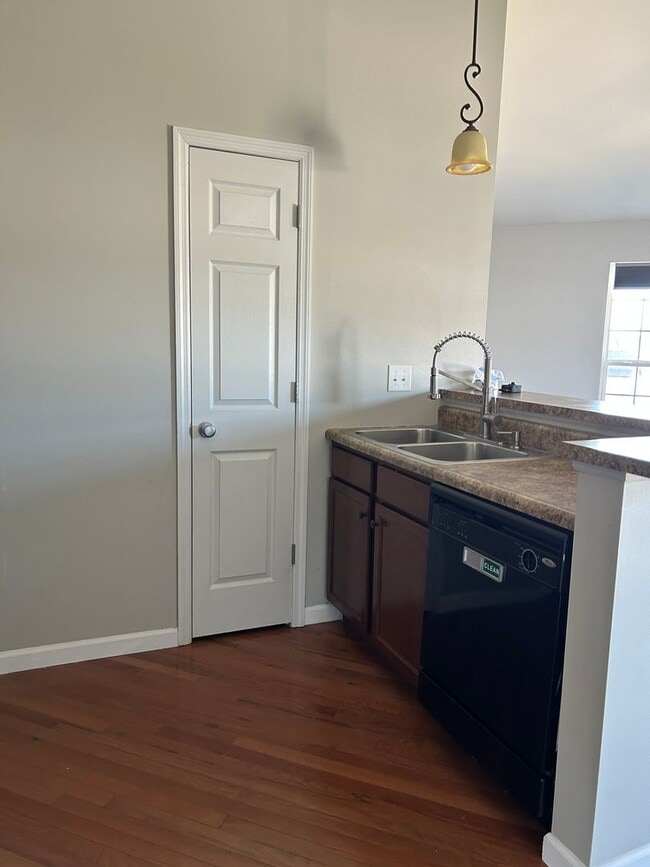 Building Photo - Condo Unit
