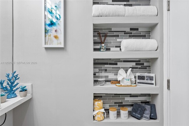 Building Photo - 2600 NE 15th St