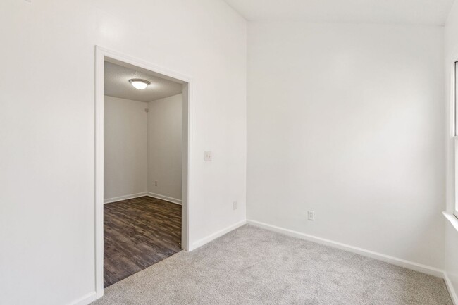 Building Photo - Updated 2-bedroom, 1.5-bath townhome in Winston-Salem