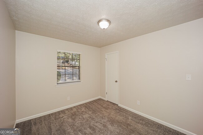 Building Photo - 140 Hunt Ridge Dr