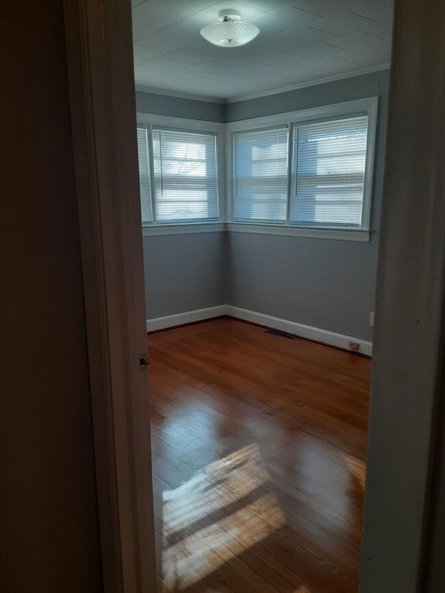 Building Photo - Charming 3 Bed, 1 Bath Brick Home – $1550/...
