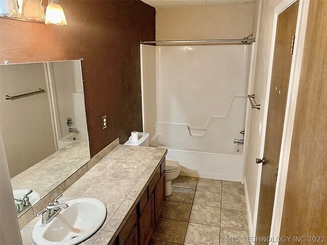 Building Photo - 1542 E 67th Pl