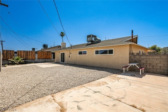 Building Photo - 1320 Robin St