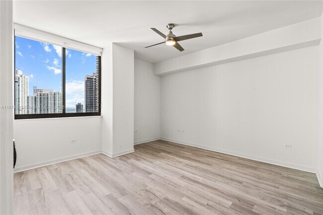 Building Photo - 999 SW 1st Ave