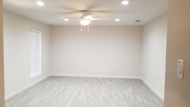 Building Photo - 320 Bert St