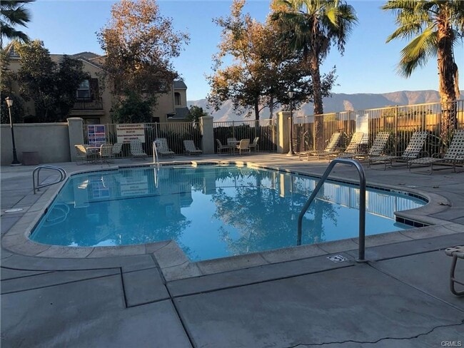 Building Photo - Comfort and convenience in this 2 bedroom 2 bathroom home