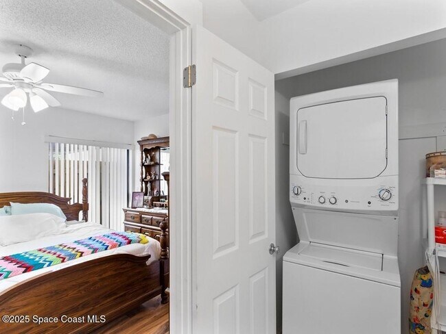 Building Photo - 1150 Breezy Way