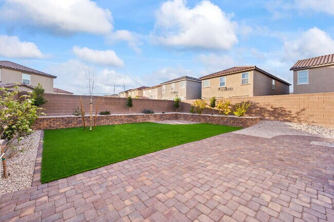 Building Photo - Beautiful two-story home with a bright open floor plan and modern finishes throughout. The spacio...