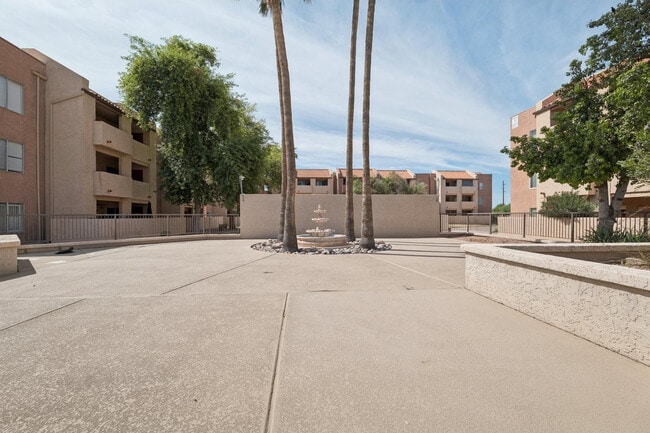 Building Photo - 540 N May