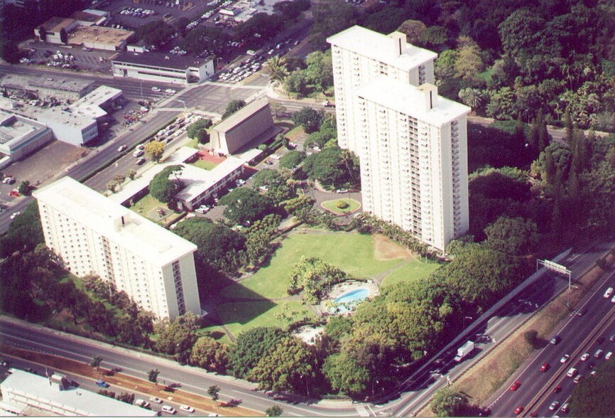 Helicopter view of the spacious grounds - 1511 Nuuanu Ave