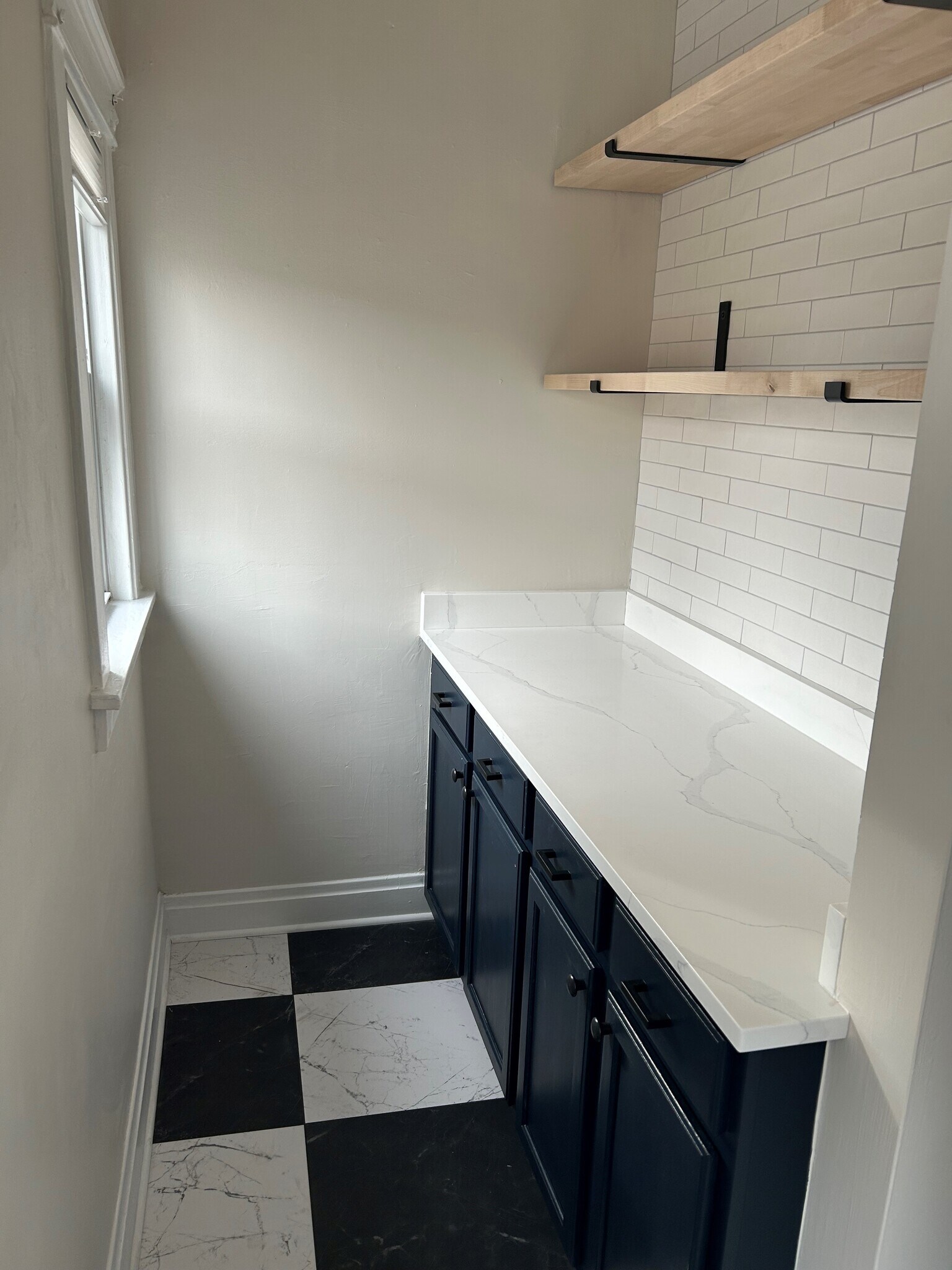 Kitchen Butler's Pantry - 715 W Hillgrove Ave