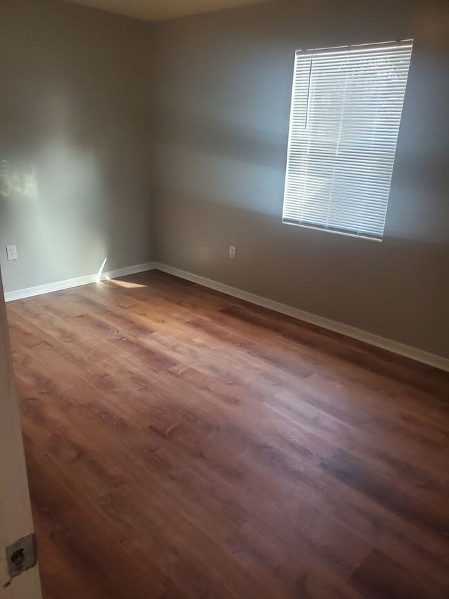 Building Photo - Sevierville - 2 bedroom, 1 bath apartment - Call Linda Meese (865) 591-6004