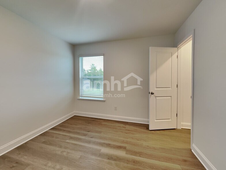 Building Photo - 6066 Rosemore Ln