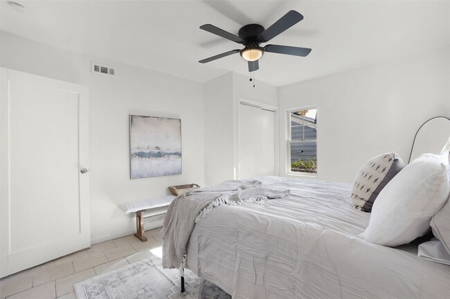 Building Photo - 9845 Dennis Dr