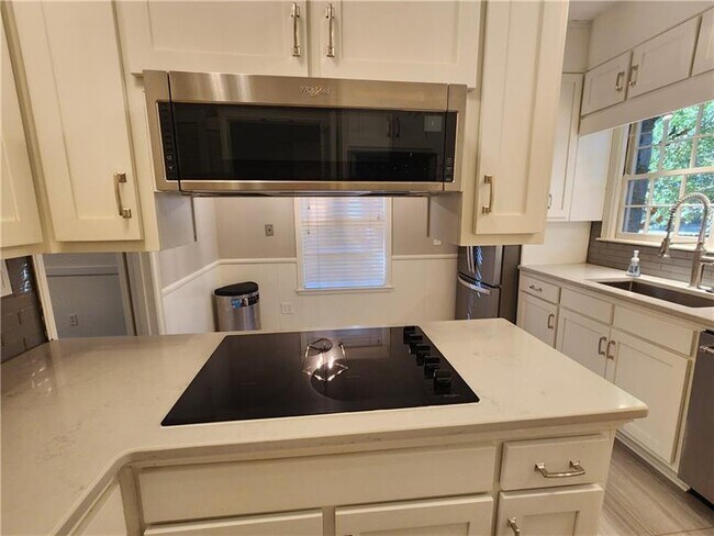 Building Photo - 65 Clarendon Ave