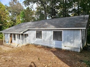 Building Photo - 106 Dee Ct