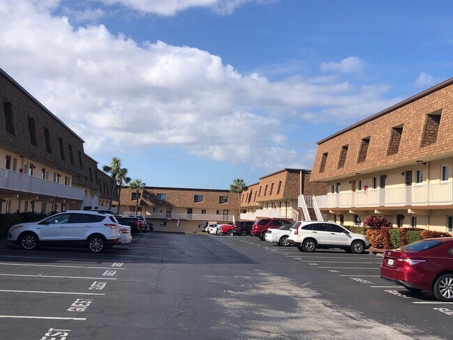 Building Photo - 2 bedroom 2 bath recent remodel Direct river front.