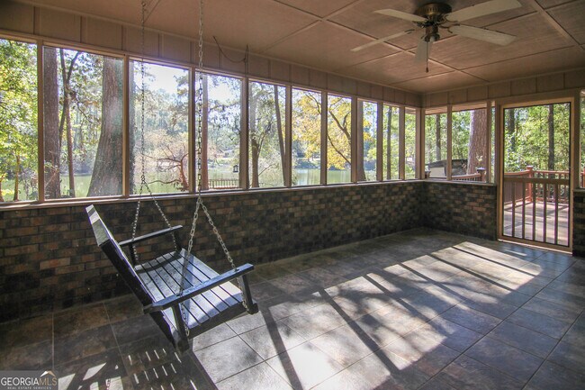 Building Photo - 125 Surrey Pl