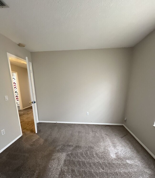 Building Photo - 319 Oak Track Dr