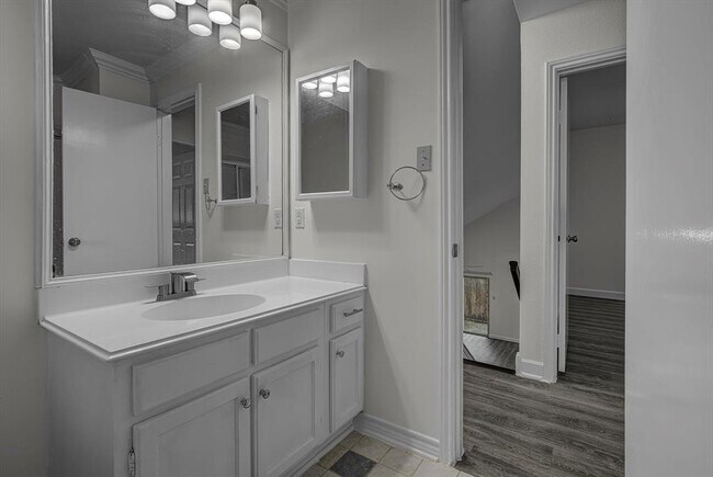 Building Photo - 13975 Hollowgreen Dr