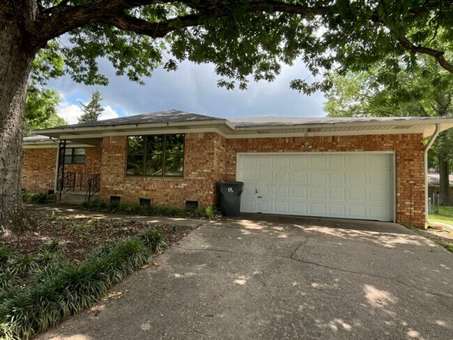 Building Photo - Very Nice 3 Bedroom 2 Bathroom House near the University of Arkansas Little Rock