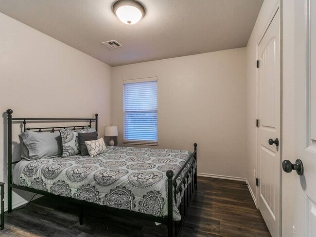 Building Photo - Modern 3BR/2BA Duplex | All Utilities Included | Downtown Edmond