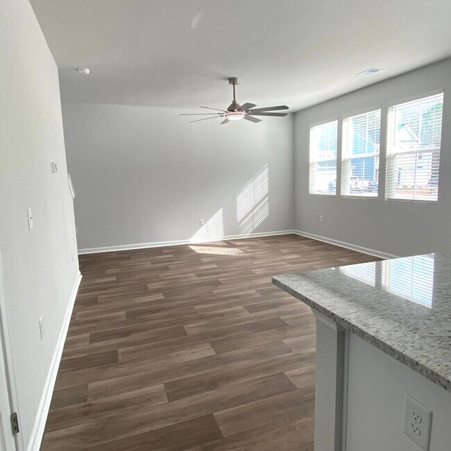 Building Photo - 3336 Mid Summer Ln