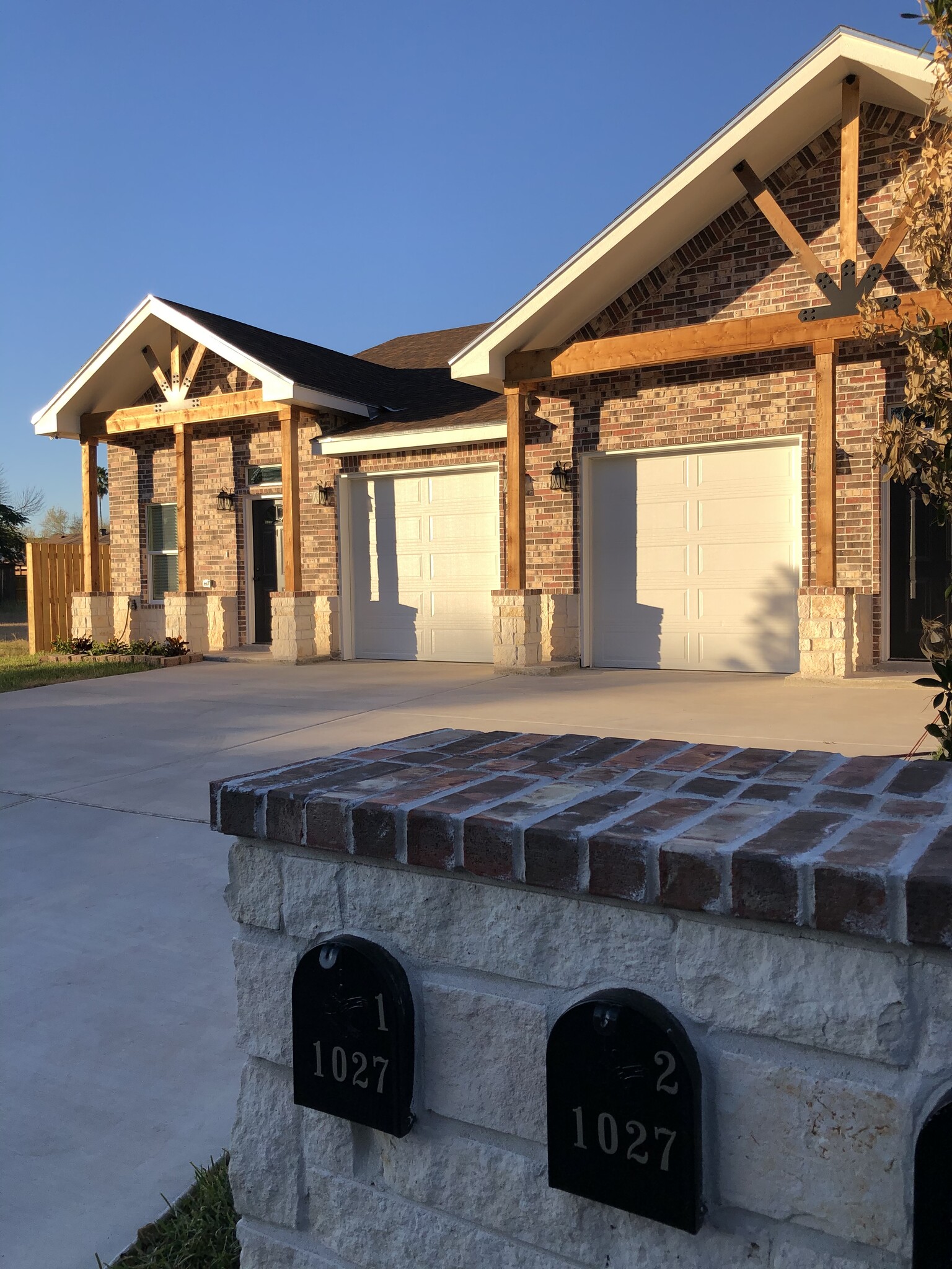 Building Photo - 1027 Fairway Dr