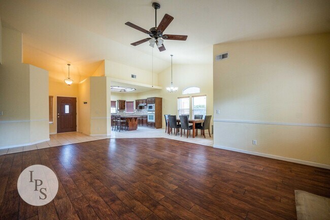 Building Photo - SOLAR!!!!  Fresno NorthEast Home, 4BR/2.75...