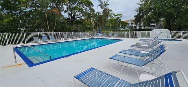 Building Photo - 3625 Square W Ln #4