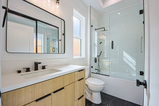 Building Photo - 715 N Gramercy Pl