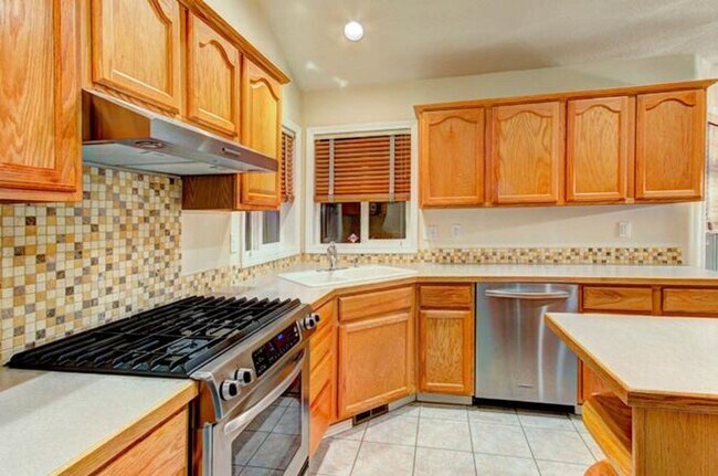 Building Photo - Felida Gem... 4 bedroom, 2.5 bath availabl...