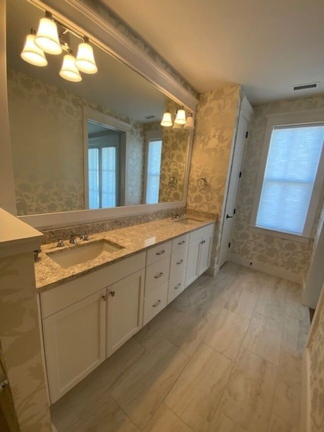 Building Photo - Welcome to our luxurious townhouse in the ...