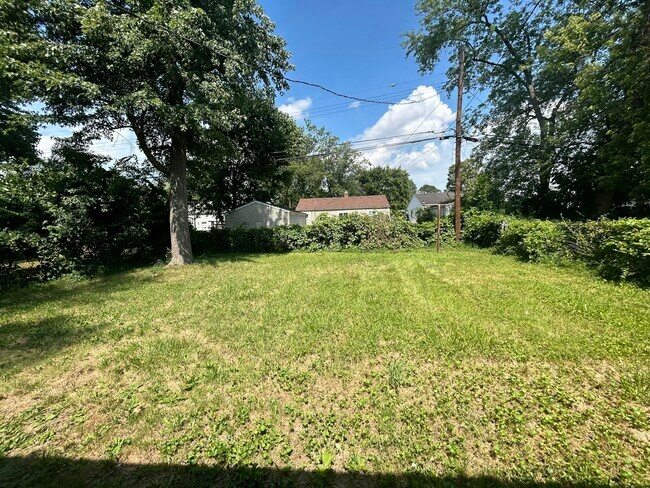 Building Photo - 1599 Magnolia Dr