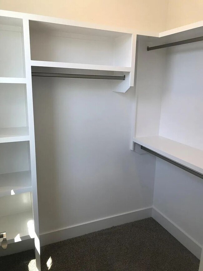 Building Photo - Stunning Modern Townhouse in the Heart of ...