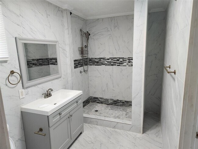 Building Photo - 2407 McKee Dr