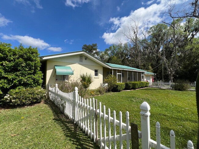Building Photo - Beautiful 2 Bed/2 Bath Home in Ocala!! BOUNUS ROOM Included! Lawn care INCLUDED!