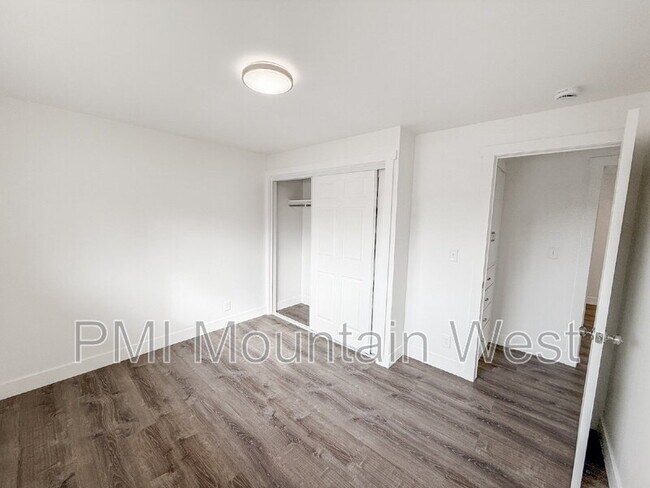 Building Photo - 1011 Claremont Dr