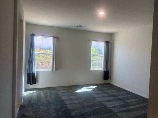 Building Photo - 4 Bed/2Bath, Solar Single-Story Home in Hi...