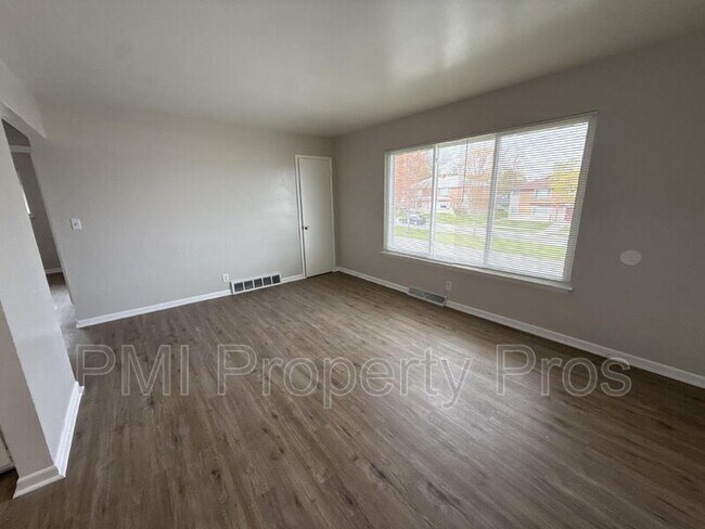Building Photo - 7701 W Hampton Ave