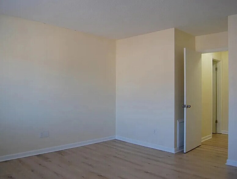 Building Photo - Room in Townhome on Fargo St